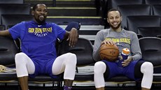 Kevin Durant (vlevo) a Stephen Curry z Golden State na tréninku ped finále NBA