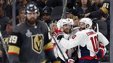 Washingtontí hokejisté oslavují gól, Alex Tuch z Vegas je z nj smutný.