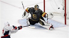 Brankář Marc-André Fleury z Vegas vyráží střelu českého útočníka ve službách... Brankář Marc-André Fleury z Vegas vyráží střelu českého útočníka ve službách...