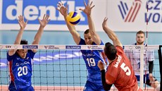 Zleva čeští volejbalisté Vojtěch Patočka a Tomáš Hyský proti Marcovi Evanovi... Zleva čeští volejbalisté Vojtěch Patočka a Tomáš Hyský proti Marcovi Evanovi...
