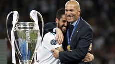 VÍTĚZ. Zinedine Zidane slavil se svým svěřencem Iskem třetí triumf v Lize... VÍTĚZ. Zinedine Zidane slavil se svým svěřencem Iskem třetí triumf v Lize...