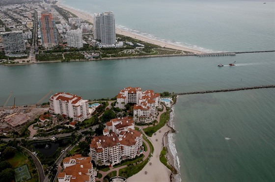 Fisher Island (na snímku dole) nedaleko Miami je hodn exkluzivní adresou. Na...