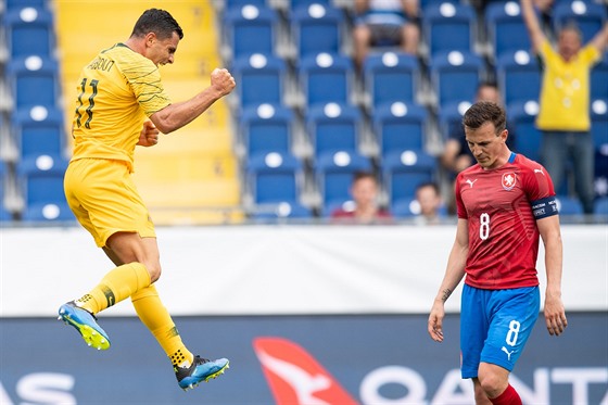 Australský fotbalista Andrew Nabbout slaví gól ped zklamaným Vladimírem...