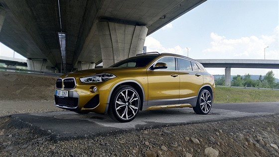 Atraktivní design a krásná zlatá barva, tohle BMW X2 se moc povedlo.