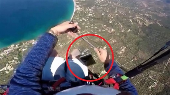 Na povedené selfíko se paraglidista u nepodívá