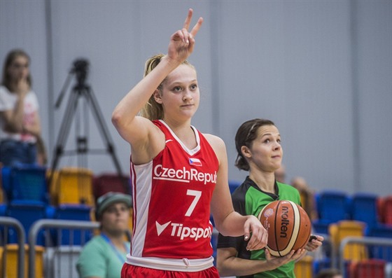 eská basketbalistka Kristýna Brabencová hlásí signál.