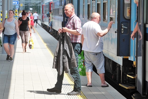 Cestování mezi Plzní a Karlovými Vary bude díky pti novým vlakovým soupravám...