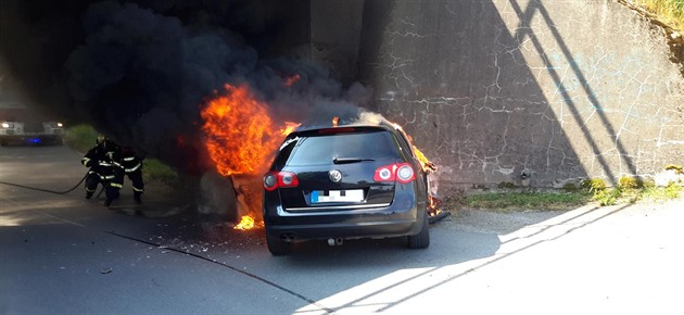 Mu bící kolem vytáhl zranného idie tsn pedtím, ne auto zachvátily...