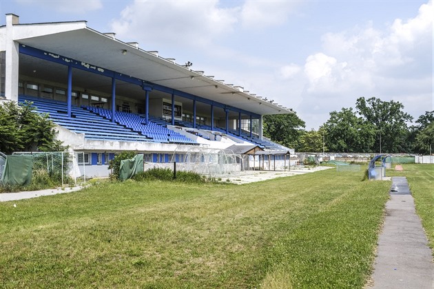 Pardubický letní stadion patí mezi ostudy Pardubic.