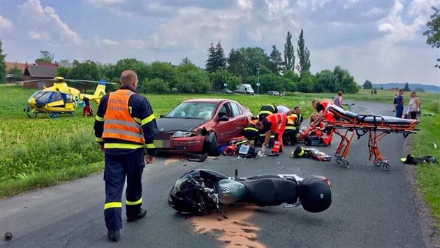 U váné dopravní nehody zasahoval v úterý odpoledne i vrtulník záchranné sluby.