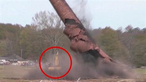 Drama pi demolici: bagrista na sebe strhl komín
