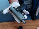 Policie dopadla mue, kter hrozil obsluze obchodu pistol. Skonil v...