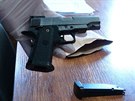 Policie dopadla mue, kter hrozil obsluze obchodu pistol. Skonil v...