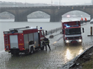 Policist i hasii ptraj po dvou lidech, kte se ztratili v soustav kanl...