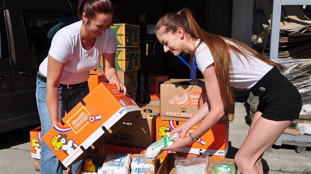 Pracovnice Tesco třídí potraviny, které obchodní řetězec věnuje do potravinové... Pracovnice Tesco třídí potraviny, které obchodní řetězec věnuje do potravinové...