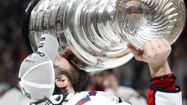 Stanley Cup v sobě nese magickou přitažlivost, i když ne pro úplně každého. Takhle ji před dvěma lety laskal Alexandr Ovečkin. Stanley Cup v sobě nese magickou přitažlivost, i když ne pro úplně každého. Takhle ji před dvěma lety laskal Alexandr Ovečkin.