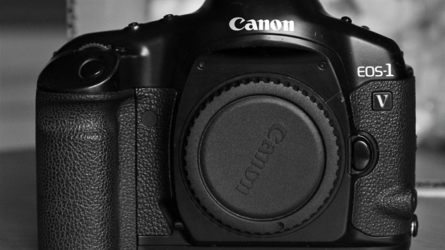 Poslední kinofilmová zrcadlovka společnosti Canon nese označení EOS-1V. Poslední kinofilmová zrcadlovka společnosti Canon nese označení EOS-1V.