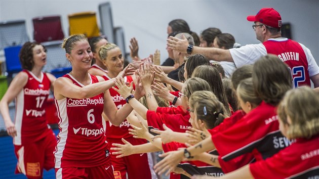 České basketbalistky oslavují výhru nad Chorvatskem s nadějemi z Hradce... České basketbalistky oslavují výhru nad Chorvatskem s nadějemi z Hradce...