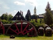 Zatím jsou díly lanovky složené na hromadě. Až se poskládají, dočkají se už v... Zatím jsou díly lanovky složené na hromadě. Až se poskládají, dočkají se už v...