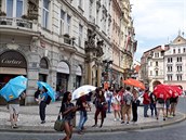Každý den jsou na Staroměstském náměstí desítky průvodců.
