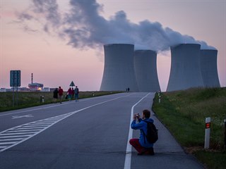 Stovky lidí s fotoaparáty čekaly na silnici i v okolních polích na Nočního... Stovky lidí s fotoaparáty čekaly na silnici i v okolních polích na Nočního...