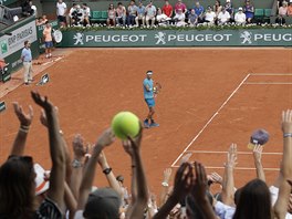 Rafael Nadal slav postup do tvrtho kola Roland Garros.