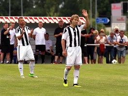 DKUJI! Pavel Nedvd fanoukm, kteí si nali cestu na zápas, podkoval...