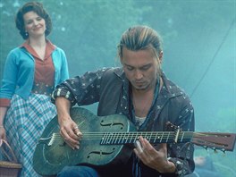Johnny Depp a Juliette Binoche ve filmu okoláda (2000)
