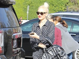 Zpvaka Gwen Stefani vsadila na koilové aty, ke kterým obula vysoké kozaky....