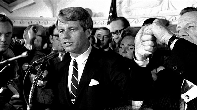 Pár okamik ped smrtí. Robert Kennedy oznamuje vítzství v demokratických...