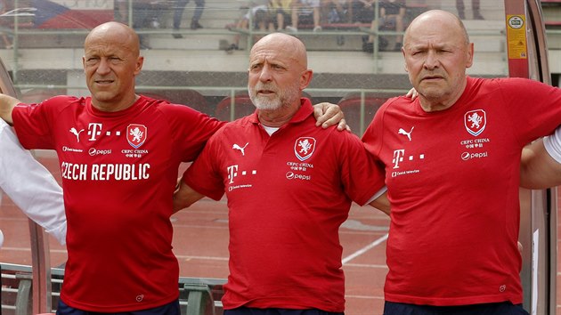 Ped zpasem s Nigri.Trenr Karel Jarolm (uprosted) a jeho asistenti Boris Ko a Miroslav Koubek (vpravo).