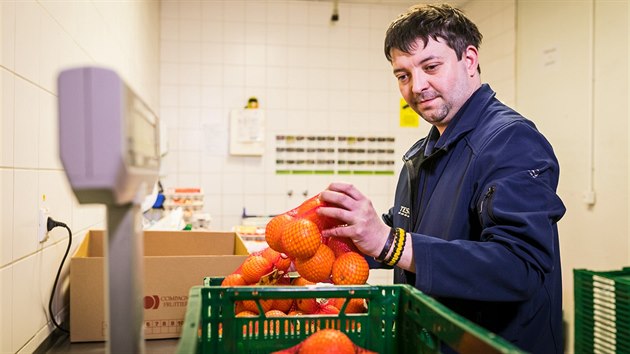 Tesco do potravinov banky vnuje i exotick ovoce. Pracovnk etzce pipravuje zsilku pomeran.