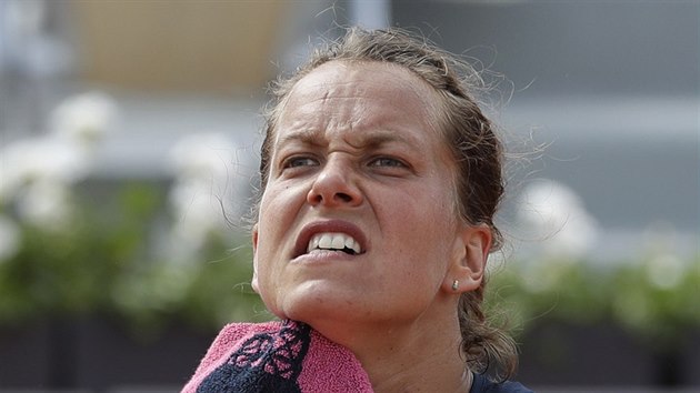 Barbora Strcov pouv runk bhem tvrtho kola Roland Garros.