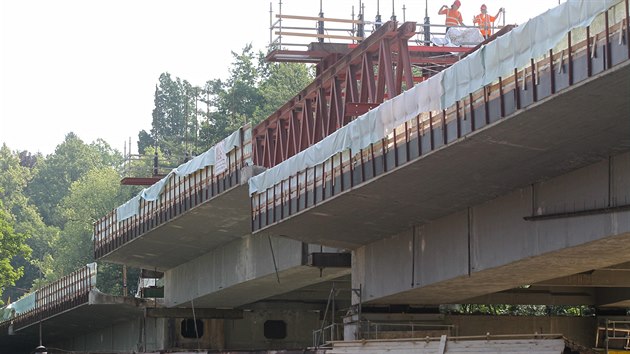 Bhem rekonstrukce Brnnskho mostu, jen je jednou z dleitch dopravnch tepen v Jihlav, stavebnci most rozdl na est pol. Ti z nich, kter v kolem 740 tun, postupn potebuj zvednout o 1,8 metru.