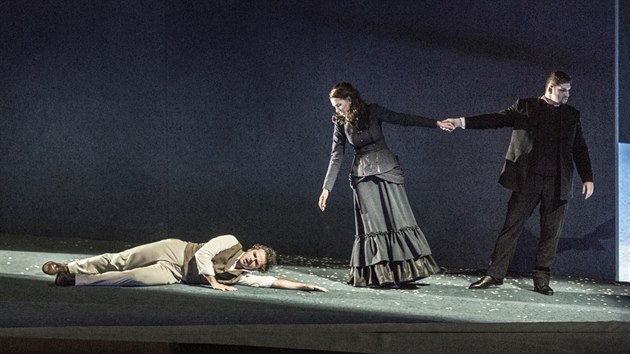 Peter Berger (Werther), tpnka Pulkov (Charlotte) a Ji Rajni (Albert) v Massenetov opee Werther v praskm Nrodnm divadle