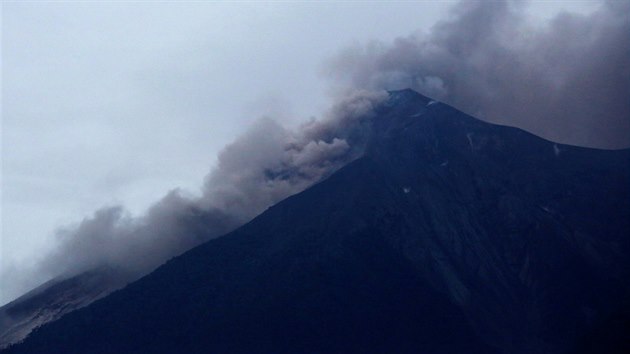 Sopka Volcn de Fuego v Guatemale zaala v nedli opt chrlit lvu a pokryla sv okol vetn hlavnho msta Guatemala vrstvou tkho popela. Mstn ady oznmily, e po erupci zemelo 25 lid. (4. ervna 2018)