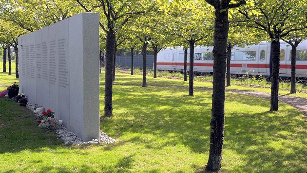 Dnes msto elezninho netst u nmeckho msta Eschede pipomn pamtn park s deskou se jmny vech 101 obt.