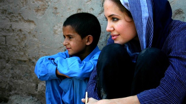 Angelina Jolie se angauje nejen ve filmu. Mimo jin je zvltn vyslankyn Vysokho komisae OSN pro uprchlky.