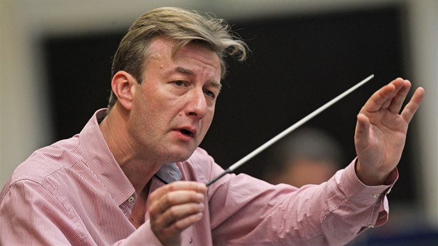 Rakousk dirigent Christian Arming se na chvli vrtil k Jankov filharmonii. U ostravskho souboru psobil u v letech 1996 a 2002.