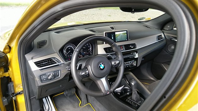 Pehledn a robustn interir je znmkou BMW.