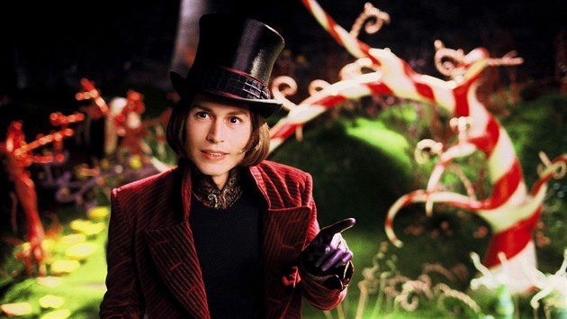 Jako podivnsk milovnk okoldy Willy Wonka ve filmu Karlk a tovrna na okoldu (2005).