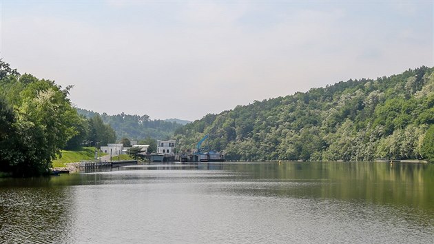 Povod Vltavy nech vybagrovat dvoukilometrov sek eky pod vodnm dlem Koensko.