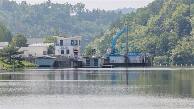 Povod Vltavy nech vybagrovat dvoukilometrov sek eky pod vodnm dlem Koensko.