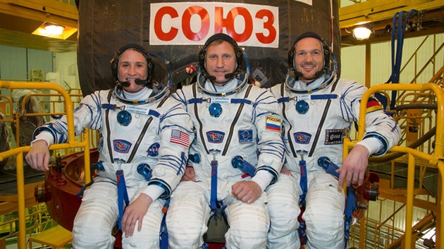 Posdka lodi Sojuz MS-09 (zleva): Serena Auñn-Chancellorov, Sergej Prokopjev a Alexander Gerst.