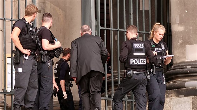Nmeck policista postelil v Berlnskm dmu mue, kter zaal ohroovat ostatn nvtvnky noem (3. ervna 2018).