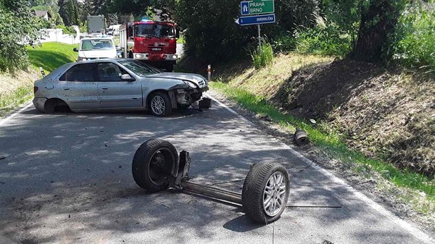 Pi nehod se ze starího citroenu vysypalo nkolik souástek a díl. idi po...