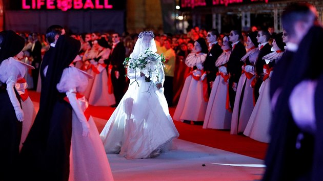 Conchita Wurst pichz na zahjen plesu Life Ball ve Vdni ve svatebnch atech.