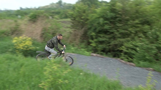 Singltrail v Letanech se vyznauje velkm mnostvm zatek. Cyklist jezd po cestch posypanch trkem, tm se tento oproti klasickm singltrekm li.