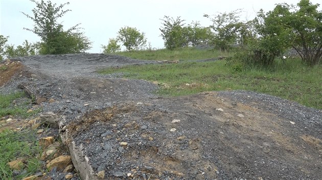 Singltrail v Letanech se vyznauje velkm mnostvm zatek. Cyklist jezd po cestch posypanch trkem, tm se tento oproti klasickm singltrekm li.