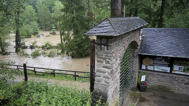 Zoo Eifel v nmeckm Lnebachu zashly zplavy, voda poniila ploty a ze zoo uprchlo nkolik elem. (31. 5. 2018)